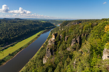Obraz premium Felsformation Bastei im Nationalpark Sächsische Schweiz, Gemeinde Lohmen, Landkreis Sächsische Schweiz-Osterzgebirge, Sachsen, Deutschland