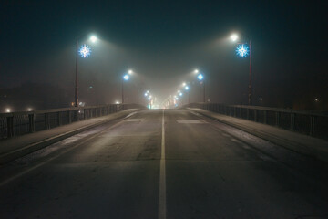 Night scene of a street bridge in a foggy atmosphere