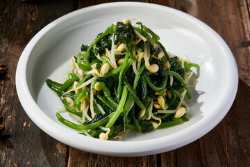 Spinach and bean sprout salad as an appetizer