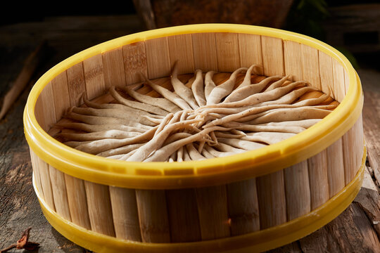 Steamed Oat Noodles, a specialty of Zhangjiakou Bashang