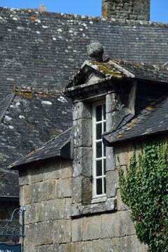 Gran edificio de piedra con ventanas blancas en Locronan, Breta&ntilde;a, Francia
