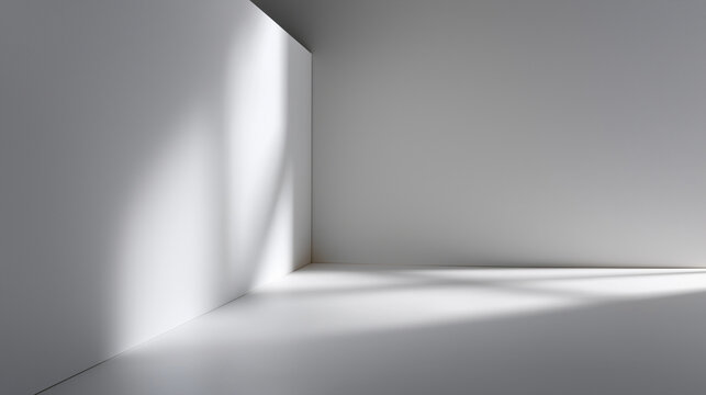 Minimalistischer leerer Raum in Grau mit Sonnenlicht durch Fenster