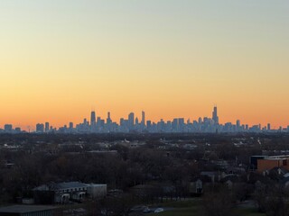 Naklejka premium Chicago Sunrise with Midwide Skyline View and Soft Morning Glow