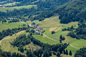 Un hameau dans les Alpes vu de haut