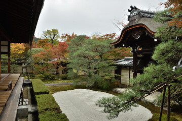 秋の永観堂禅林寺　唐門と釈迦堂と盛砂(京都市左京区)