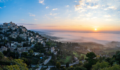 Sonnenaufgang &uuml;ber Gordes in der Provence im Herbst 