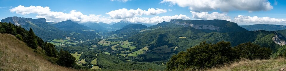 Vue panoramique dans le Massif de la Chartreuse (Alpes, France)
