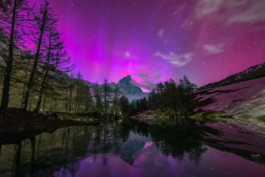 Aurora boreale (SAR) al Lago Blu con il Cervino, Cervinia, valtournenche, Italia