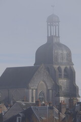 Cathédrale cacher par le brouillard de la ville