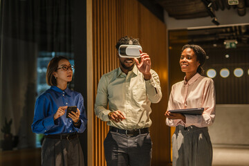 Business colleagues experiencing virtual reality technology in office