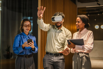 Business colleagues experiencing virtual reality technology in office