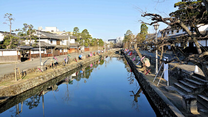 和傘の咲く古い町屋