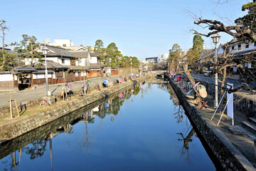和傘の咲く古い町屋