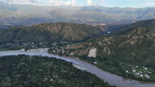 Video A&eacute;reo realizado con drone, en la cuenca del R&iacute;o Cauca, cerca al municipio de Santa Fe de Antioquia