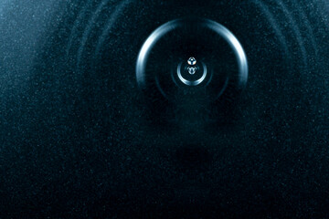 落ちてくる水と波紋。水玉。