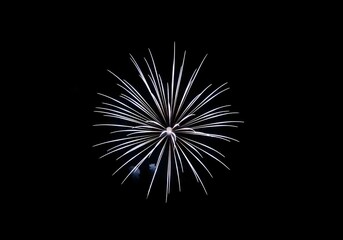 Obraz premium Single white fireworks burst in starburst pattern against black night sky for minimalist celebration or design use