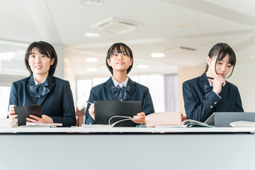 Elementary school, junior high school, and high school students taking classes on tablets and digital computers (ICT education, e-learning)