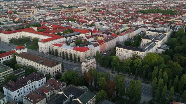 Aerial Ansicht des Siegestors in Muenchen, Triumphbogen, Bavaria mit Loewen, Ludwigstrasse, Leopoldstrasse, historisches Stadtzentrum, optimal fuer Luftaufnahmen, Reise- und Architekturvideos