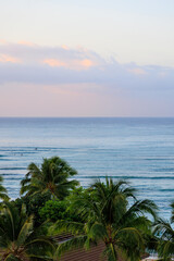サーファーのいる穏やかな海と朝焼けの空、ワイキキ