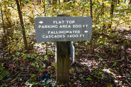 Trail sign for Flat Top Mountain and Fallingwater Cascades Trails
