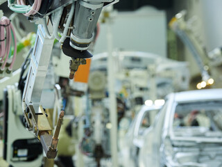 車の車体を溶接する現場で活躍する溶接ロボットの様子