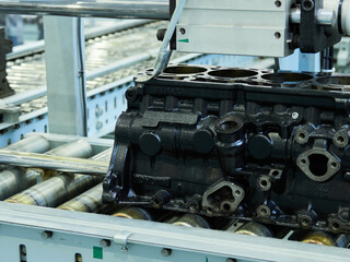 車のエンジンの部品を製造する生産ラインの様子