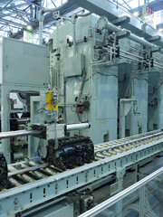 車のエンジンの部品を製造する生産ラインの様子