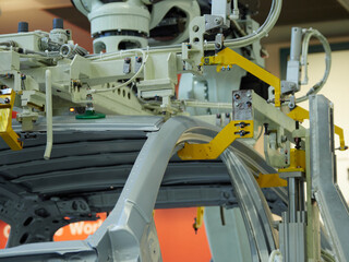 車の車体を溶接する現場で活躍する溶接ロボットの様子