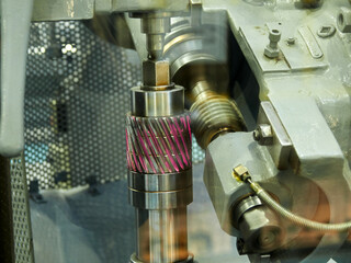 工場の車の歯車の部品を製造する機械の様子