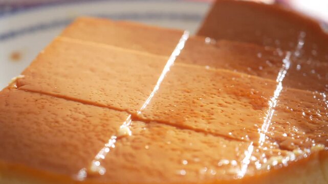 Making flan at home with simple steps and basic ingredients
