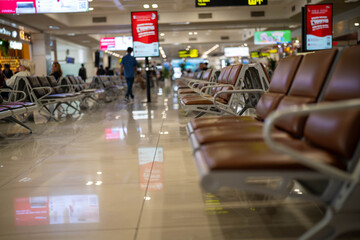Obraz premium Quiet airport waiting area with empty seating and soft lighting.