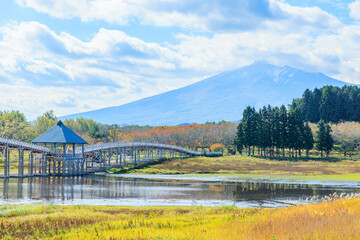 秋の鶴の舞橋と岩木山　青森県北津軽郡　Tsuru-no-mai Bridge and Mt. Iwaki in autumn. Aomori Pref, Kitatsugaru District.