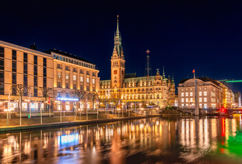 Hamburger Rathaus bei Nacht