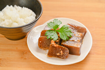 ご飯とみそ漬けこんにゃく
