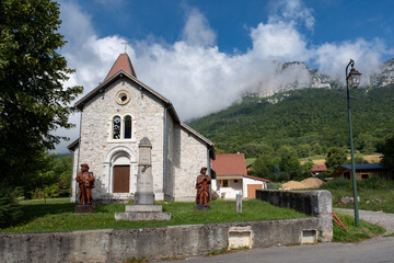 Eglise de la Compassion-de-Notre-Dame et Monument aux morts (Sainte-Marie-du-Mont, France)
