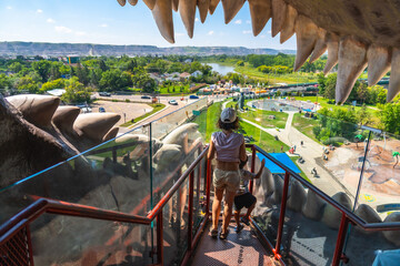 Tourists admiring drumheller cityscape from giant dinosaur statue in midland provincial park © unai