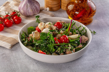 Green salad with canned tuna