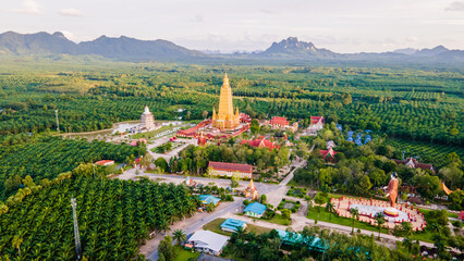 Wat Mahathat Wachiramongkol Former name (Wat Bang Tong) is located Krabi, a towering pagoda is beautiful, tourists are always watching In the evening, the sun sets.