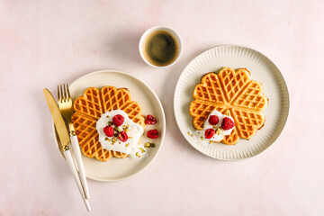 Zwei Teller mit selbstgemachten Waffeln mit Joghurt und frischen Himbeeren. Draufsicht, hell, Fr&uuml;hst&uuml;ck, Kaffee.