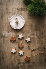 Gebackene Zimtsterne Kekse mit Zuckerglasur und ein Kerzenhalter auf einem braunen Holz Tisch. Draufsicht, Weihnachten.