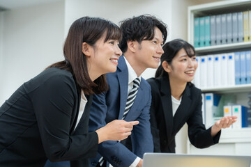 オフィスで会議をする男女のビジネスマン