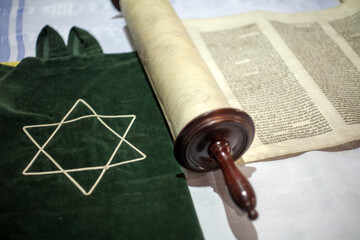 Zwój Tory na pergaminie z charakterystyczną obok gwiazdą Dawida  © qrrr