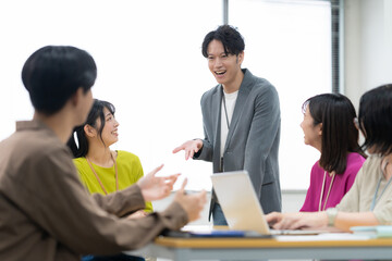 オフィスで会議をする男女のエンジニア