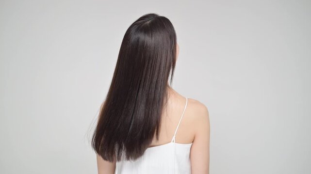 美容ポートレート、ストレートのロングヘアの髪の毛の天使の輪が綺麗なヘアケアイメージ　美しい髪と後ろ姿顔無しの女性　動画