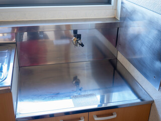 引越しで物件の選定・入居前に確認すべきキッチンのガスコンロの設置場所。コンロが置ける寸法の確認。キッチンとの段差。シンクが左右どちら側か。壁との距離。ガスの種類。防熱板の有無の確認。ホース（ガスコード）の寸法。