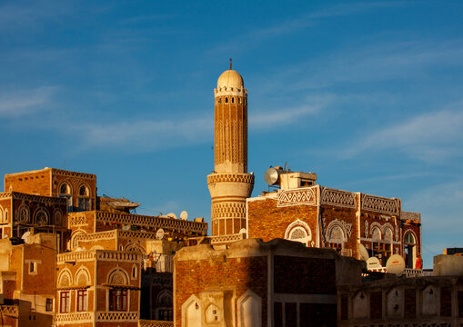 Mosque in the middle of traditional houses in the old city, Amanat Al-Asemah, Sanaa, Yemen