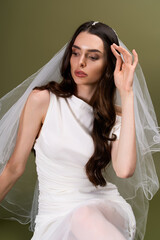 Naklejka premium Elegant young bride showcasing grace and beauty in a soft, romantic setting
