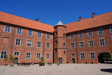 Fototapeta premium Schloss Sonderburg, Sønderborg Slot, Dänemark, dänisch, Bauwerk, rot, Backstein, Innenhof, Fassade, Turm, Museum, Himmel, blau, Sommer