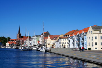 Obraz premium Stadthafen und Hafenstraße, Hafen, Sonderburg, Sønderborg am Alssund, Als Sund, Dänemark, Marienkirche, Haus, Bauwerk, Stadtbild, Stadt, Architektur, Europa, Wasser