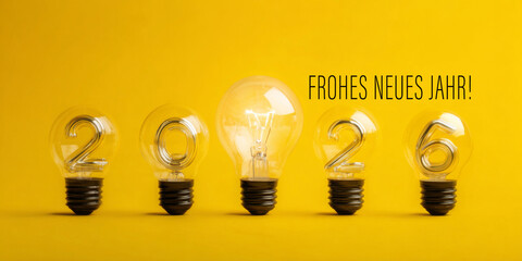 Frohes neues Jahr, Silvester, Neujahr, Business Karte mit deutschem Text - Retro vintage Glühbirnen mit Jahreszahl 2026, isoliert auf gelbem Hintergrund